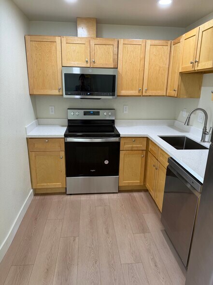 Building Photo - 3099 Laurel Dr