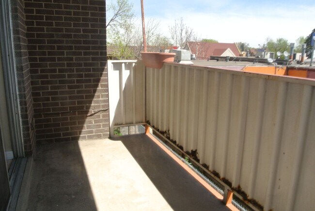 Building Photo - Online for roommate application only