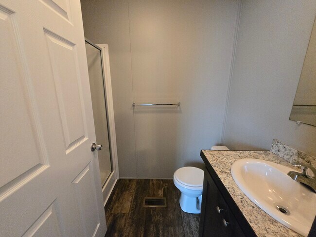 Building Photo - 6001 E Maple