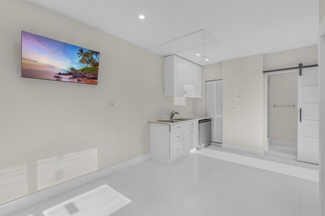 Building Photo - 724 NE 2nd St