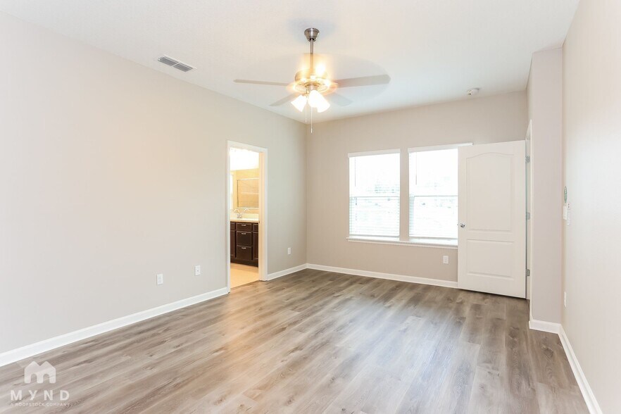Building Photo - 10925 Haws Ln