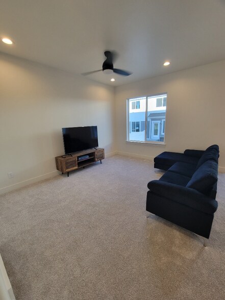 Building Photo - 967 W Sunspear Dr