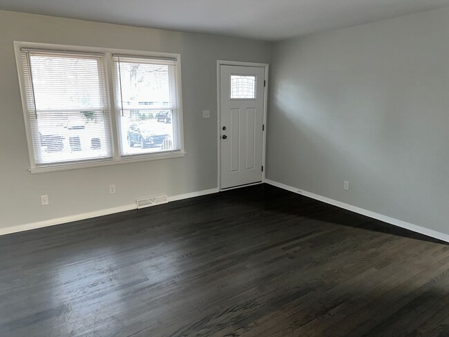 Building Photo - Charming Two Bedroom Duplex in Plaza Midwood!