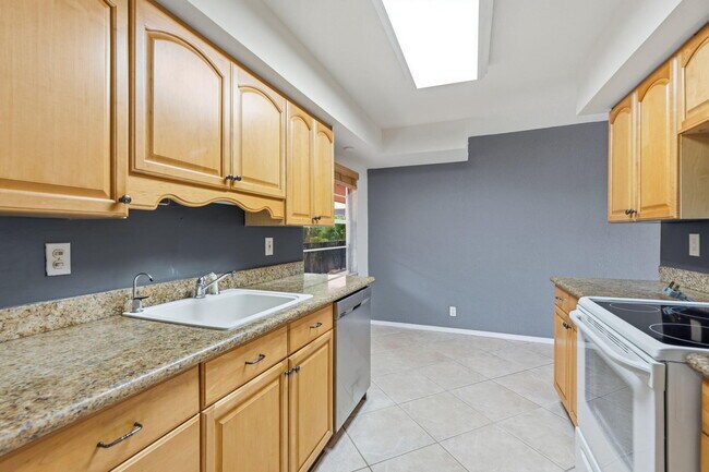 Building Photo - 430 Commodore Dr