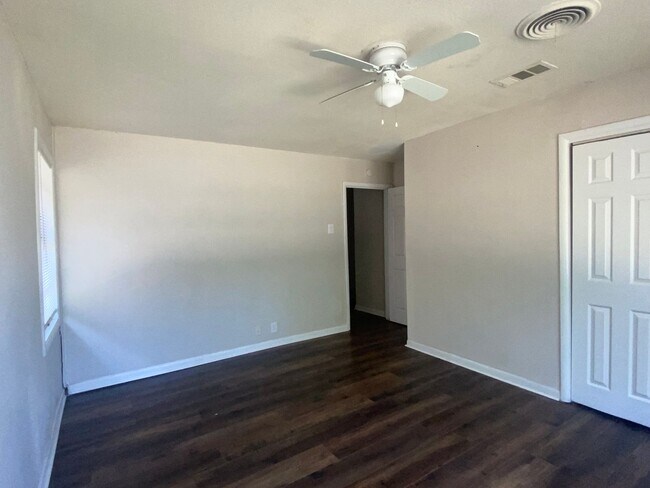 Building Photo - 3 BEDROOM NEAR SCOTT & WHITE