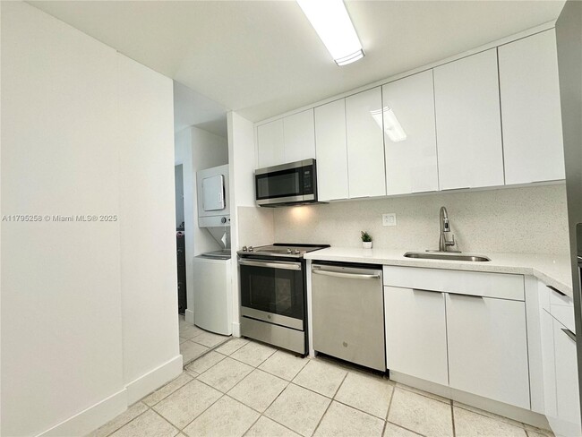 Building Photo - 8051 S Colony Cir