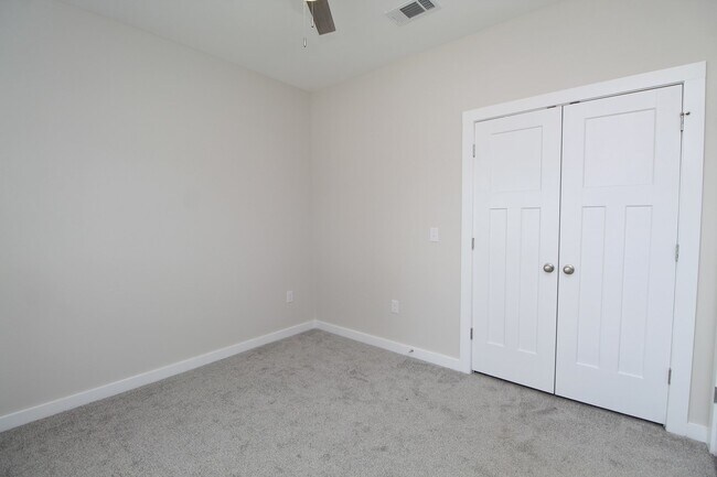 Building Photo - Spacious 3BR/2BA Home with Move-In Special...