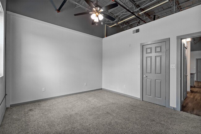 Building Photo - 612 W Texas Ave