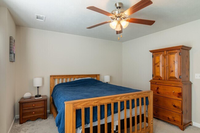 Building Photo - 704 Red Cedar Ct