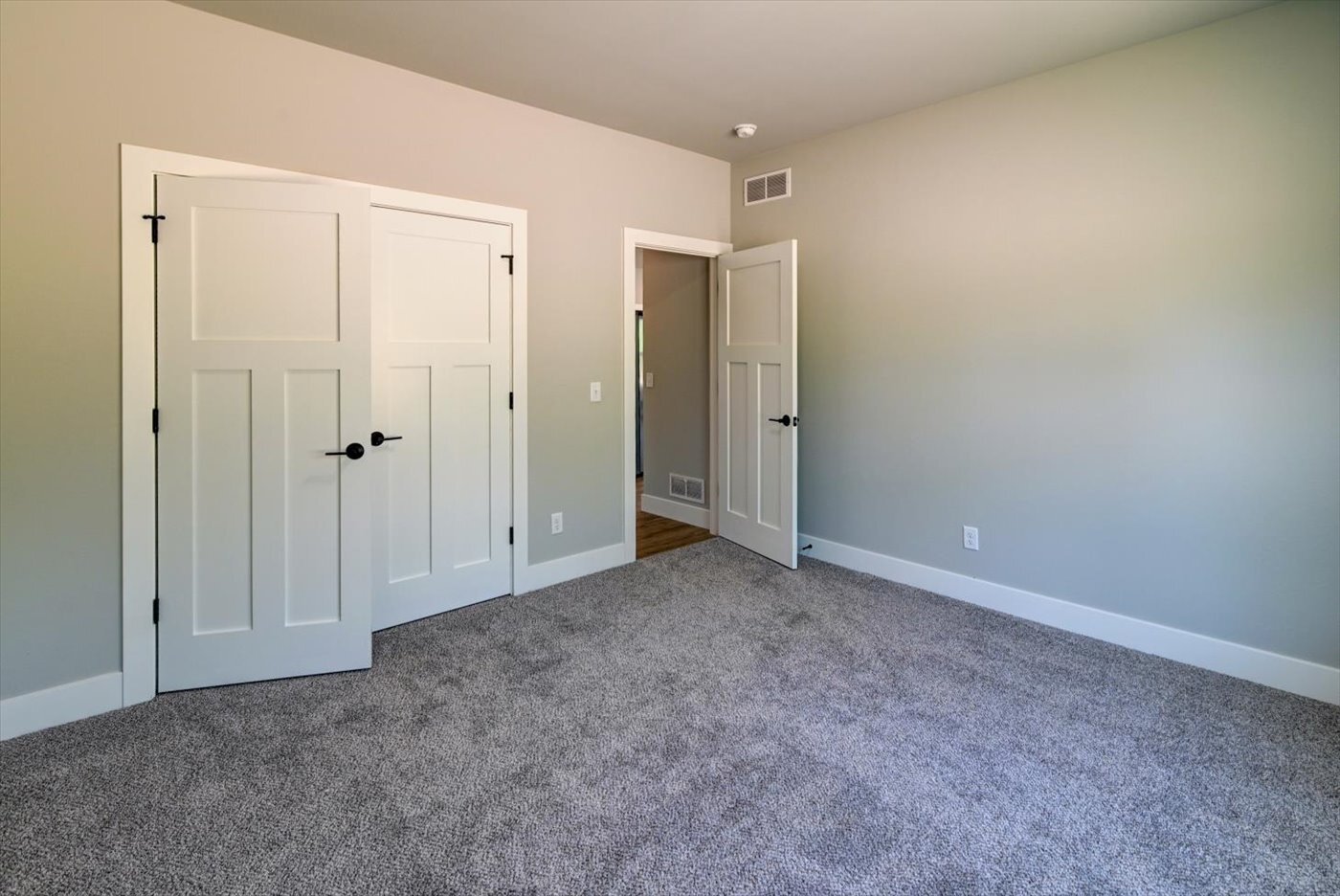 Building Photo - 2900 Blue Grass Dr