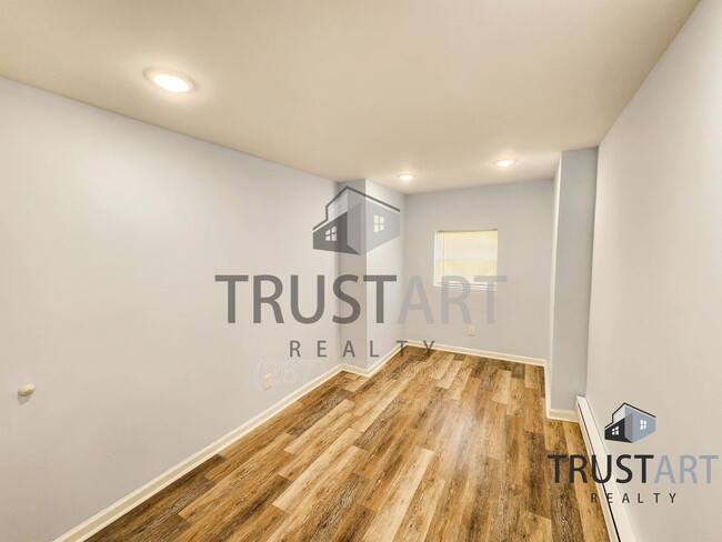 Building Photo - 1933 Colonial St