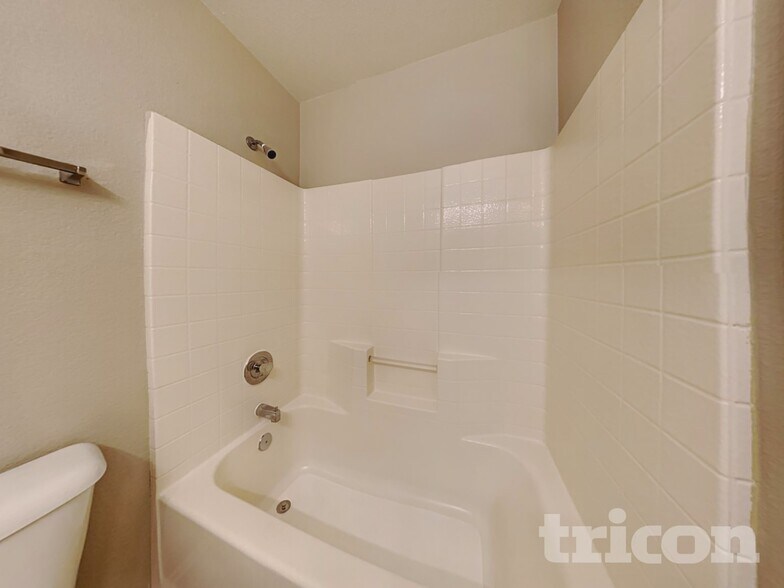 Building Photo - 5646 Roundrock Dr