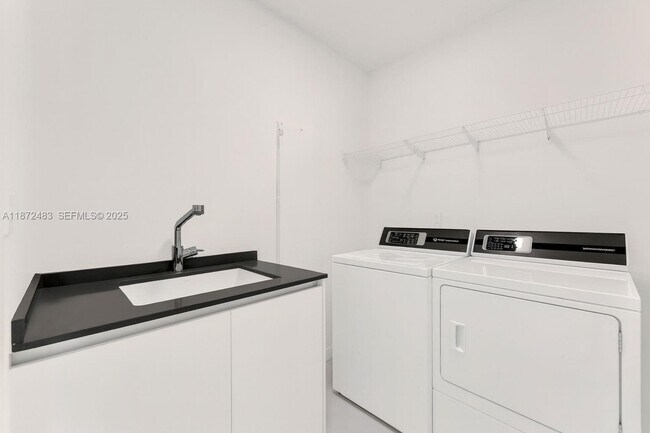 Building Photo - 300 Biscayne Blvd Way