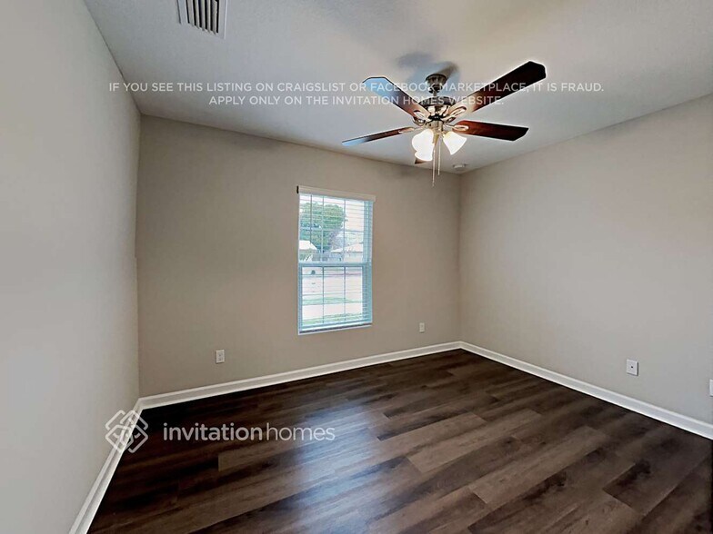 Building Photo - 1021 SE Airoso Blvd