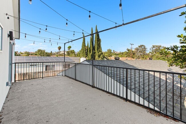 Building Photo - Private balcony + private patio!