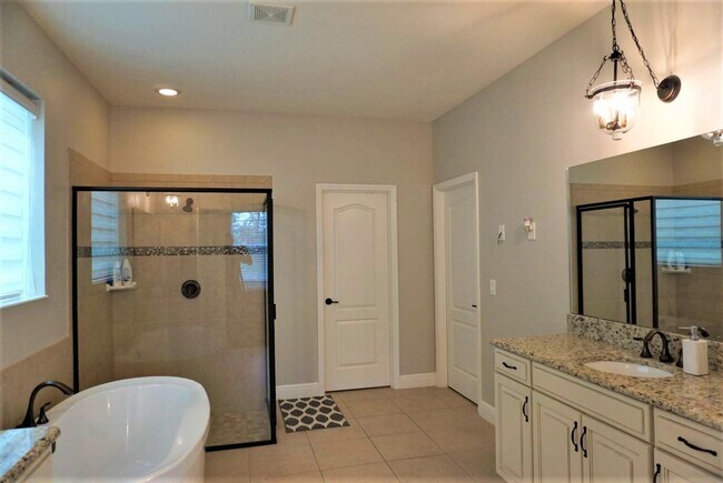 Building Photo - Orchard Hills 6 bed / 3.5 Bath - Partially Furniushed