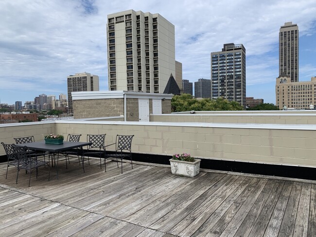 Building Photo - 628 W Wrightwood Ave