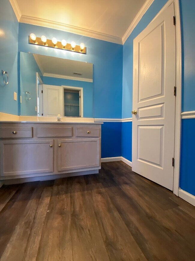 Building Photo - Charming Hampton Home