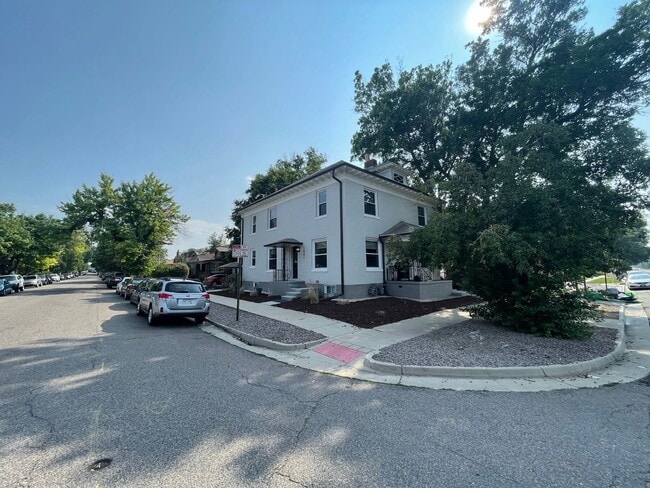 Building Photo - Killer Location w/ Utilities Included!