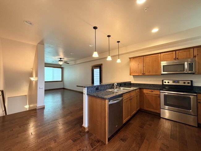 Building Photo - Beautiful 2 Bed, 1.5 Bath Townhouse with Bridger Views, Pets OK!