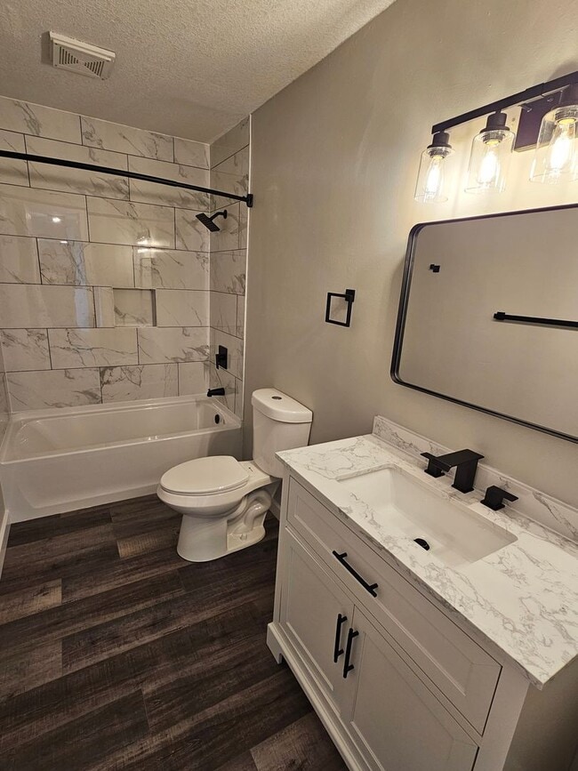 Building Photo - Like new large 2 bedroom apt coming available!