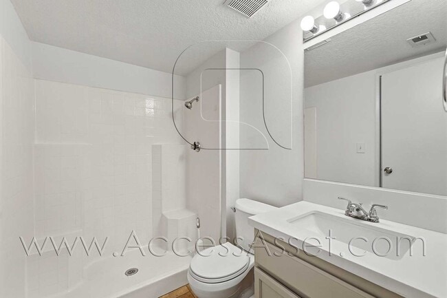 Building Photo - 15630 Half Moon Dr