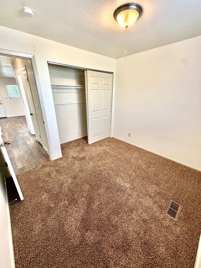 Building Photo - 8287 Ivy Dr