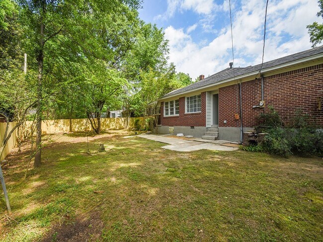 Building Photo - Newly updated 3 bed, 2 bath near U of M