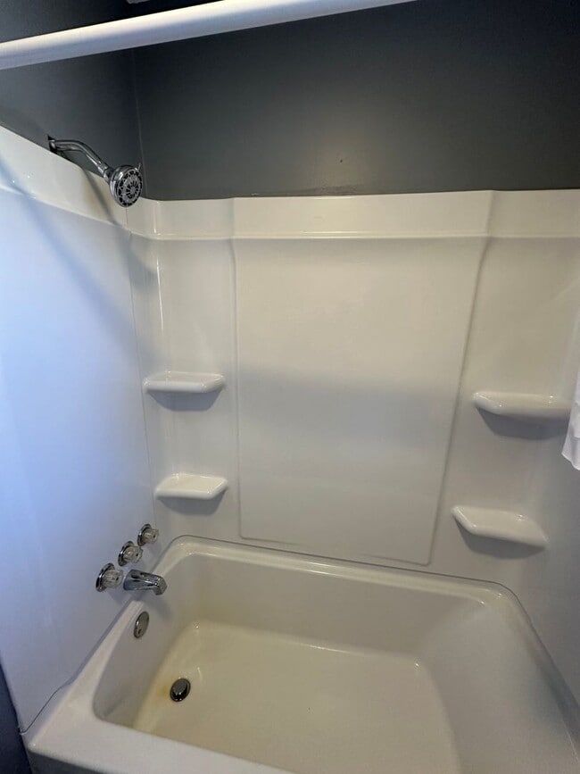 Building Photo - 5 Bedroom / 3 Bath Home Kingsport, TN