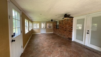 Building Photo - Spacious, Quiet and Updated 3 Bedroom 2 Bath