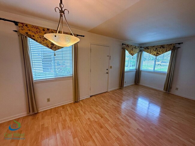 Building Photo - $2595 - 2 Bed/1 Bath Townhome in North San Jose-Near Lightrail