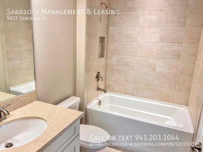 Building Photo - 2 Bed 2 Bath with Den Lake View Pool Home ...