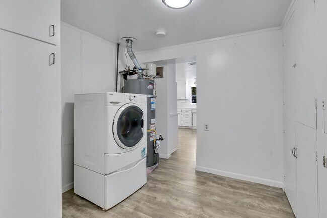 Building Photo - Cozy 4-Bedroom Home with Wood Stove & Large Backyard in Mountlake Terrace