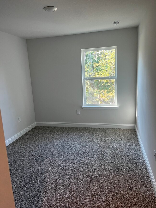 Building Photo - 1020 McLaren Cir