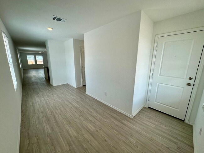 Building Photo - Modern 4-Bedroom Home with Community Pool ...