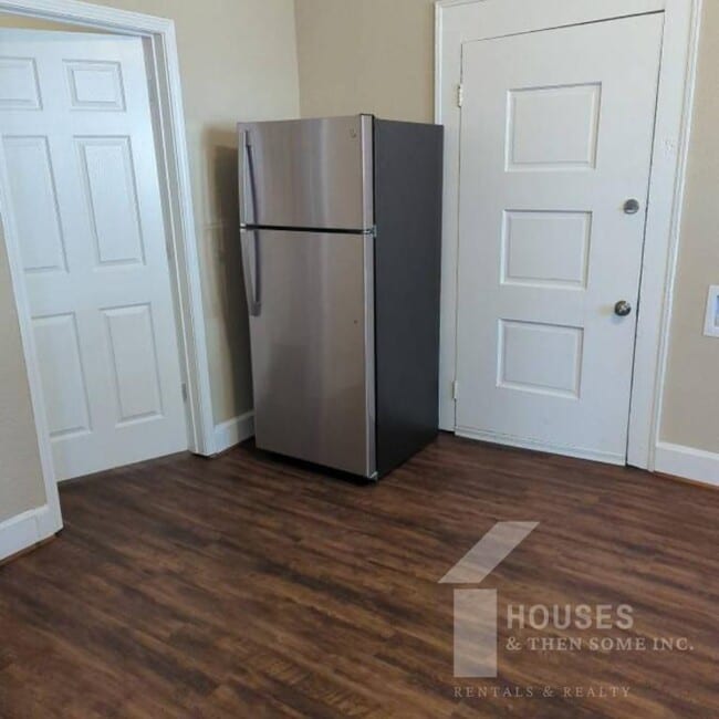 Building Photo - 18 21st St