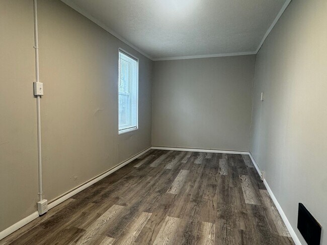 Building Photo - 3 Bedroom 1 Bath, Single Family Home, Lyell - Otis Neighborhood!