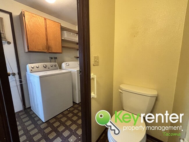 Building Photo - Stylishly Updated Lakewood Home in Seclude...