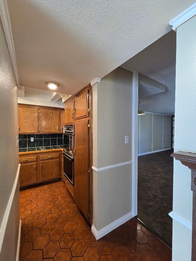 Building Photo - A Fabulous 3 Bedroom Townhome Centrally located.