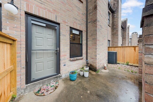 Building Photo - 9800 Pagewood Ln