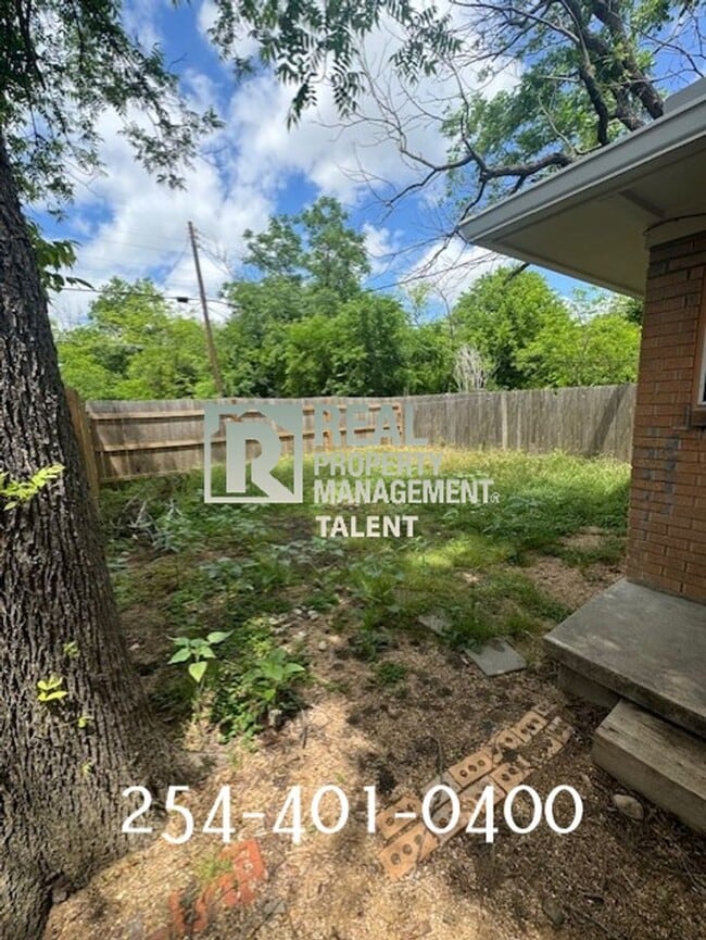 Building Photo - DEAL ALERT! Charming Vintage 3-bedroom, 1-...