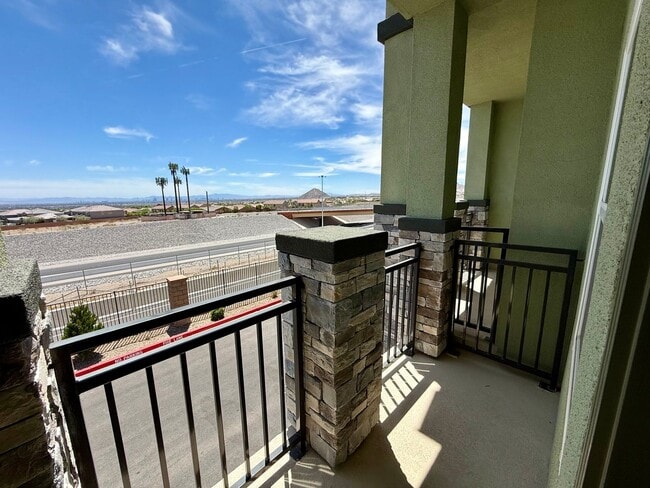Building Photo - 3/BD 2.5/BA Sleek Townhome with High Ceilings, Balcony, and Prime Community Amenities!