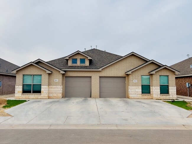 Building Photo - Modern 3-Bedroom Duplex in West Lubbock