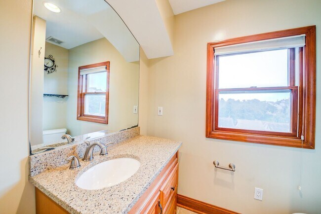 Building Photo - Stunning 3 bedroom home in Bon Air availab...
