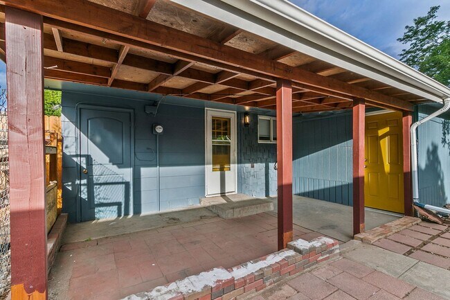 Building Photo - 400 Tedmon Dr