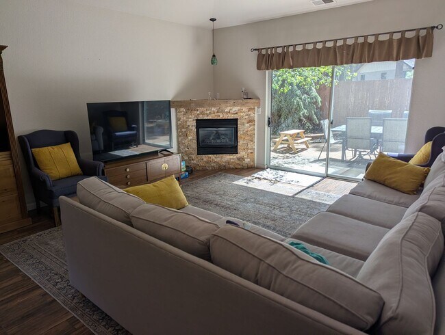 Building Photo - COMING SOON in August! Furnished Townhome in Boulder Pointe with All Utilities included - 3 bedro...