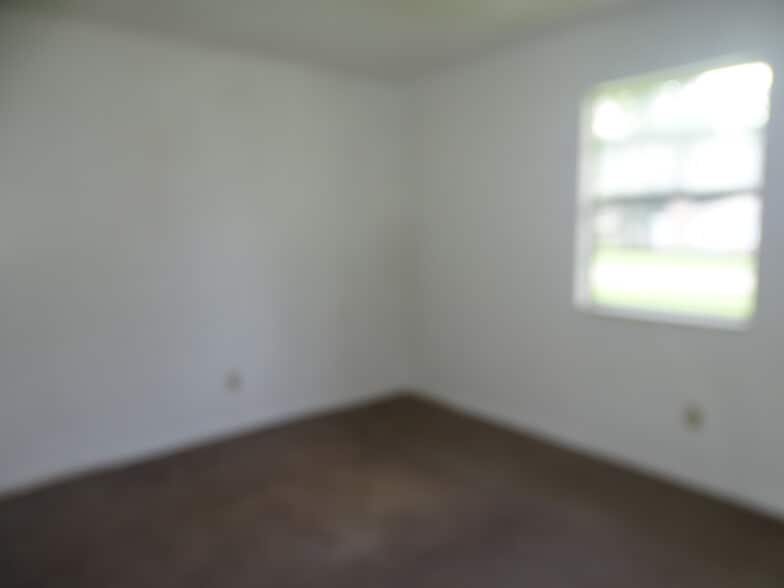 Building Photo - 123 SE Bracken Way