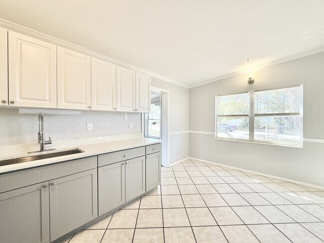 Building Photo - 7111 Onyx Dr N