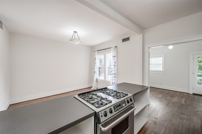 Building Photo - 1737 Albans Rd