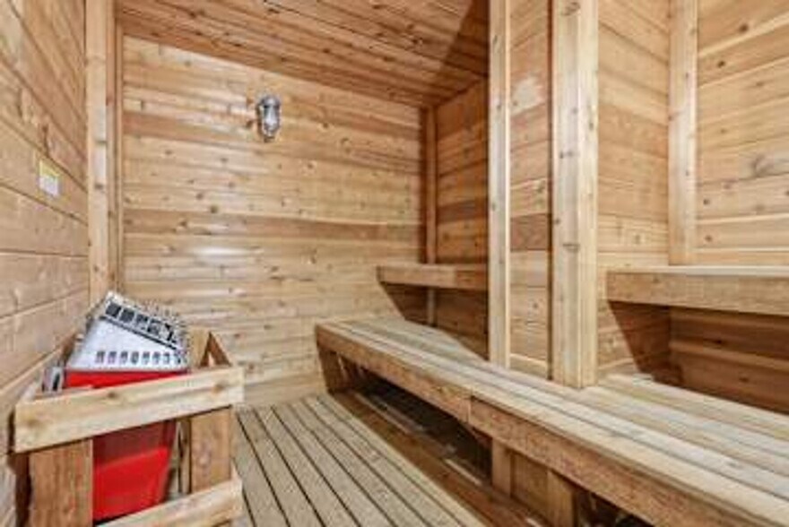 Building Photo - 5004 S Thomas Dr